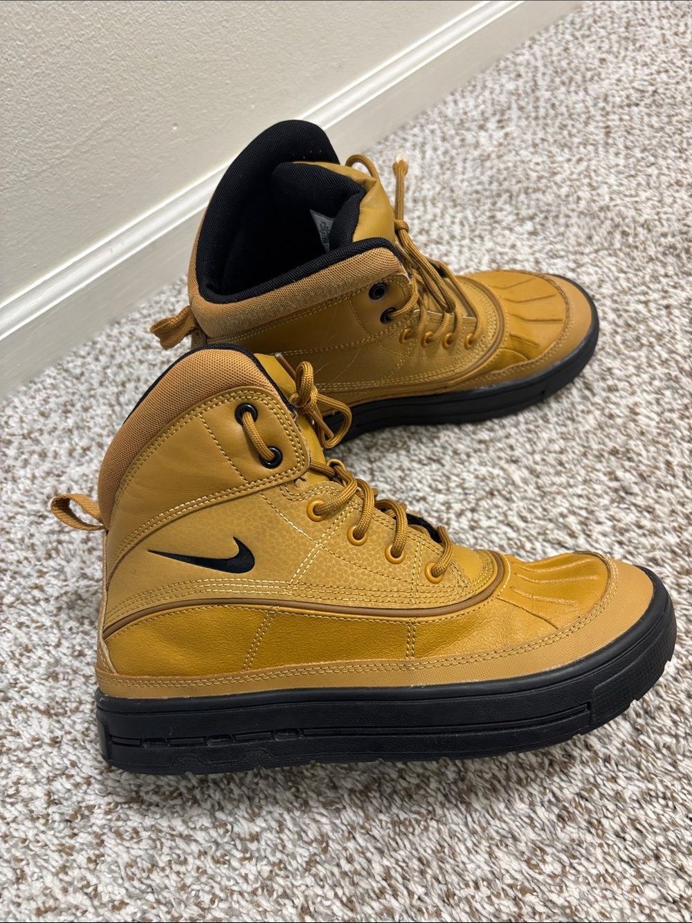 Nike Woodside 2 High ACG boots 5.5 youth